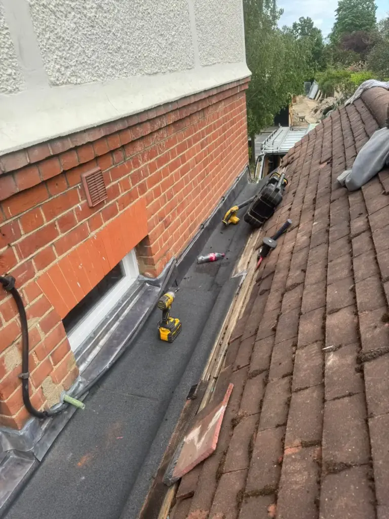 Flat roof wall junction waterproofing